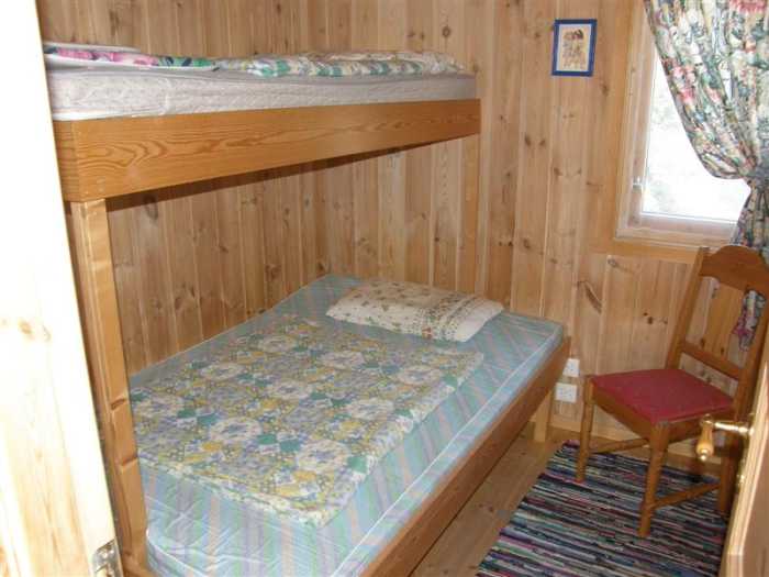 Schlafzimmer mit einem norwegischen Etagenbett (unten breit, oben normal)